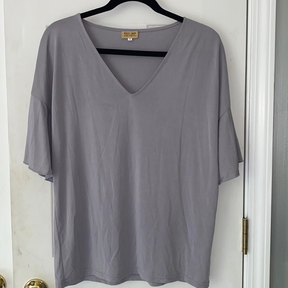 flowey piko top short sleeved v neck size small